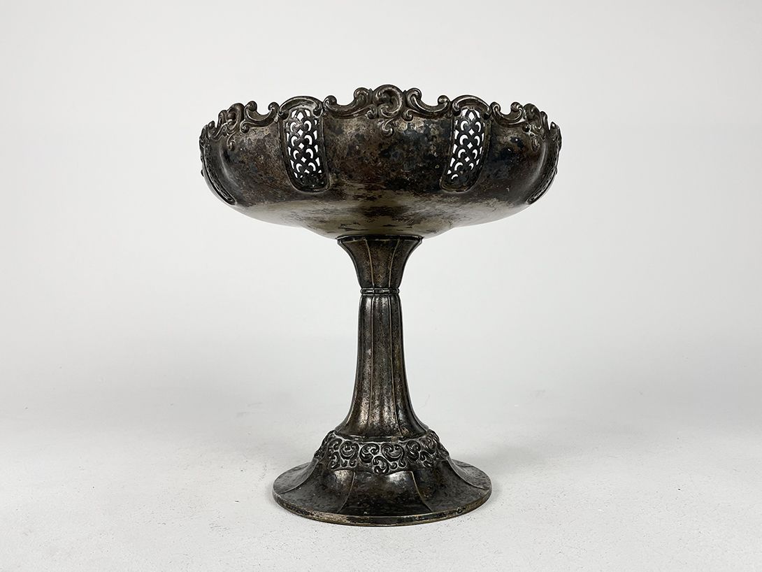 Foto Antique Metal Fruit Bowl with Stand
