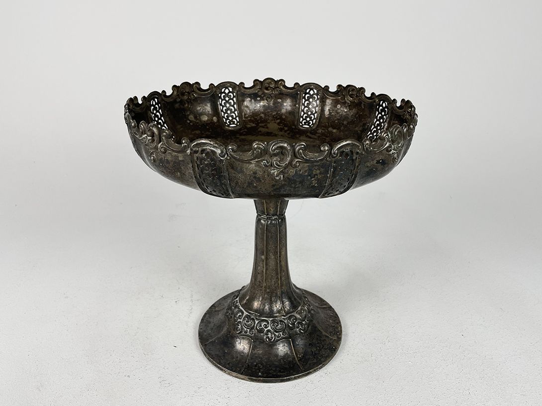 Foto Antique Metal Fruit Bowl with Stand