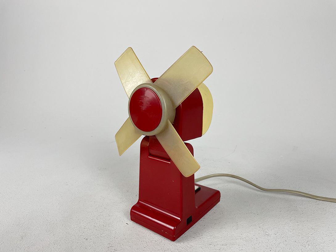 Foto Small Propeller Desk Fan Czech Republic //