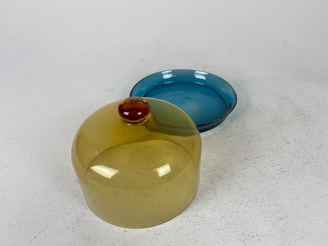 Foto Yellow and Blue Glass Bell Jar