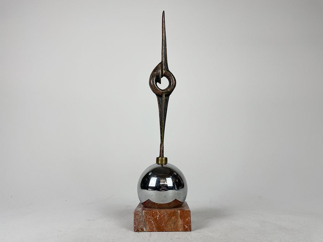 Foto Abstract Trophy on Chrome Ball and Marble Foot