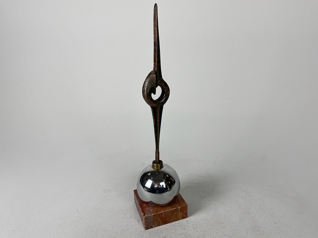 Foto Abstract Trophy on Chrome Ball and Marble Foot