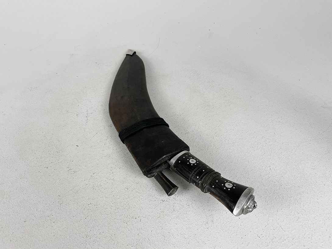 Foto Curved Knife with Leather Sheath and two tiny Knifes