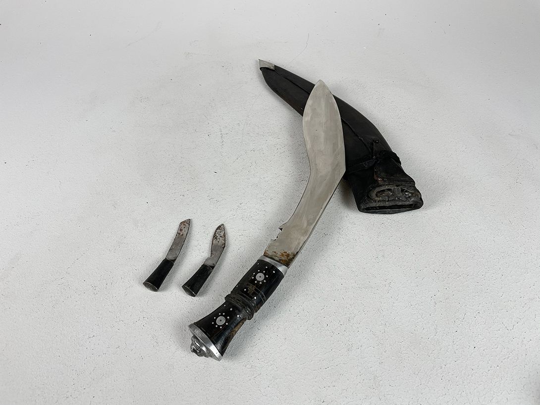 Foto Curved Knife with Leather Sheath and two tiny Knifes