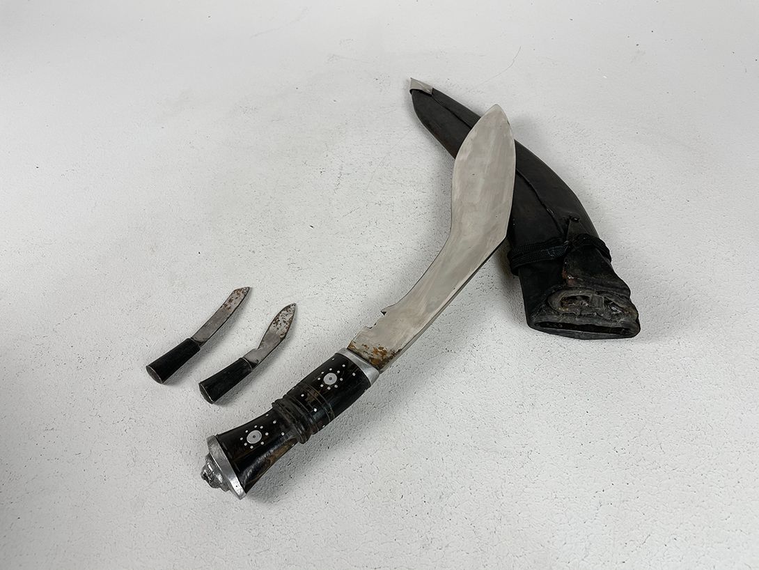 Foto Curved Knife with Leather Sheath and two tiny Knifes