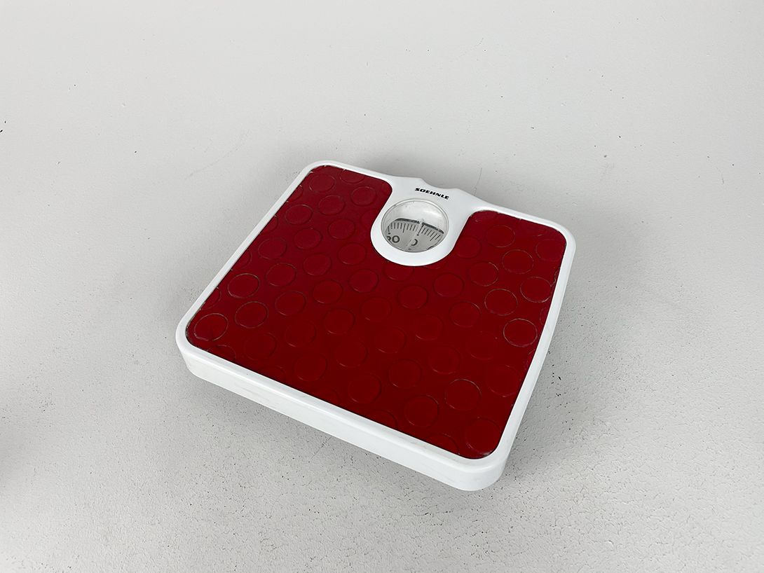 Foto Red Dotted Soehnle Scale