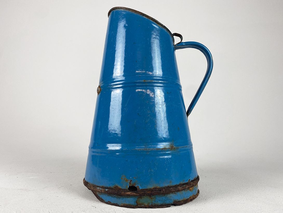 Foto Blue Enamel Jug Can