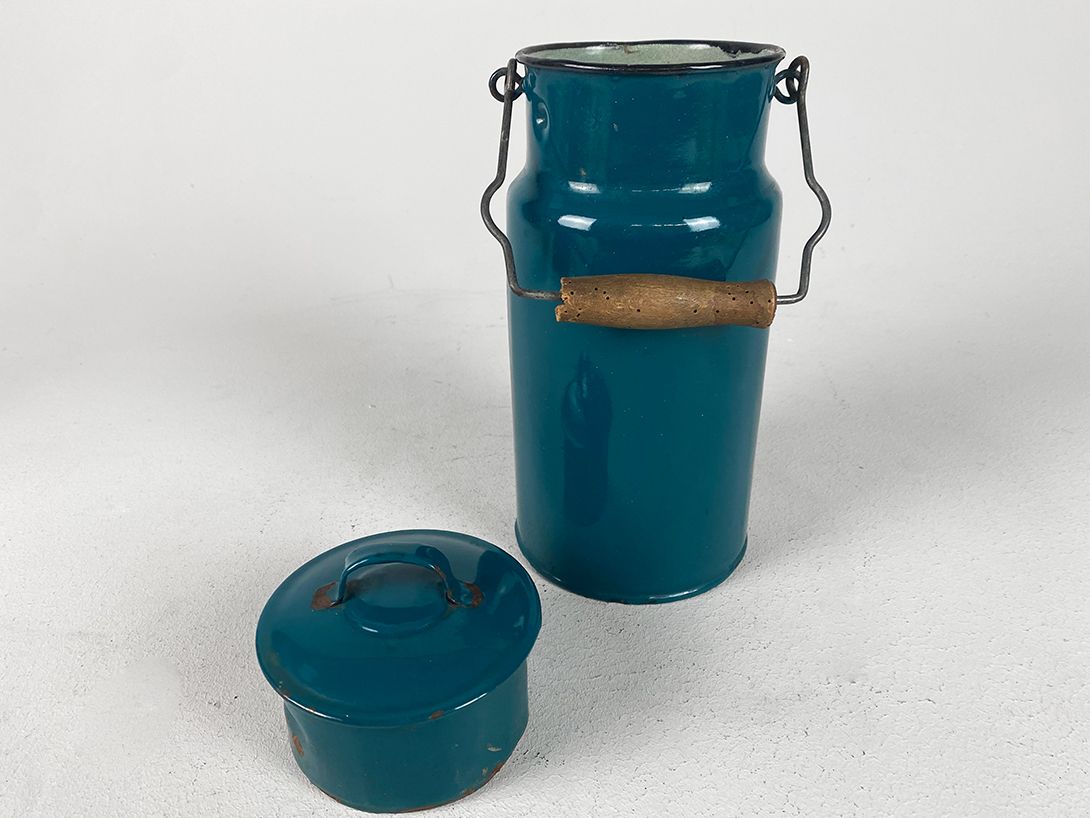 Foto Teal Enamel Milk Can