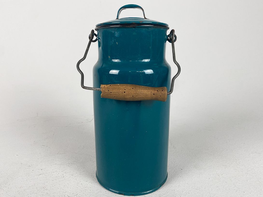 Foto Teal Enamel Milk Can