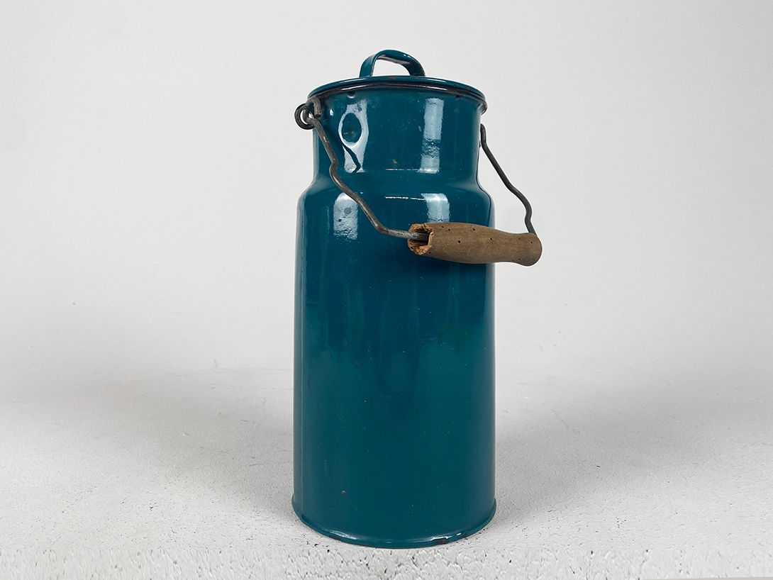 Foto Teal Enamel Milk Can