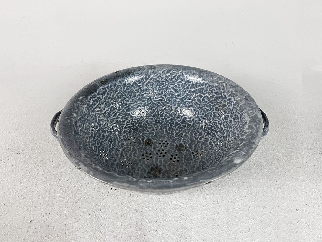 Foto Grey Enamel Sieve Bowl