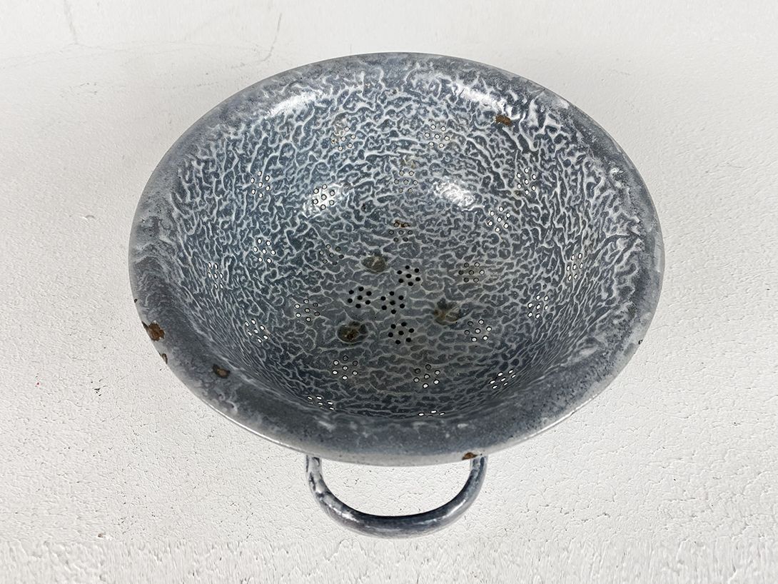 Foto Grey Enamel Sieve Bowl