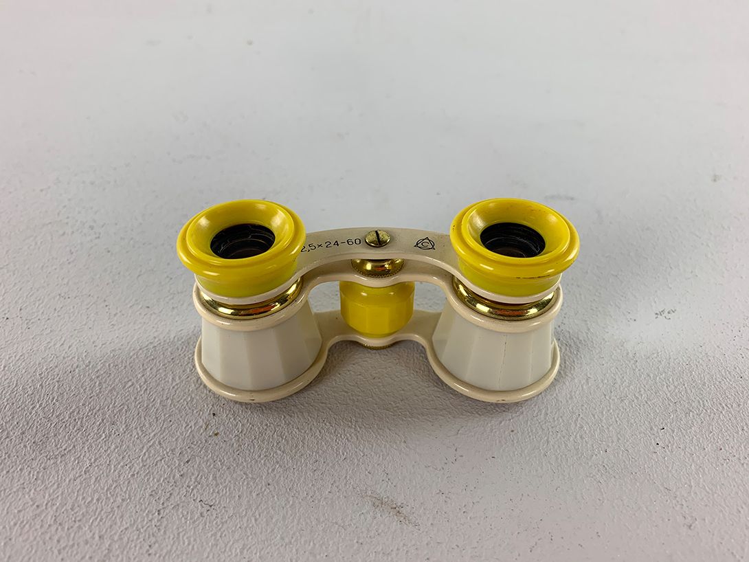 Foto Yellow and White Binoculars
