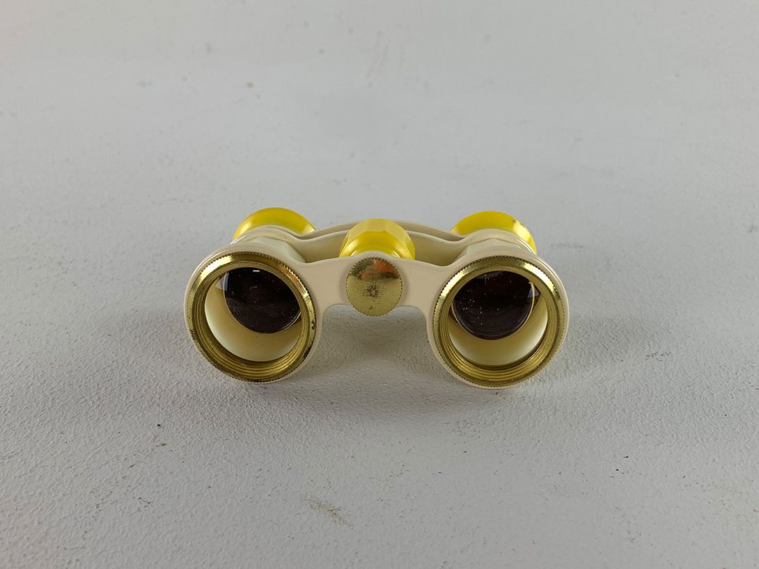 Foto Yellow and White Binoculars