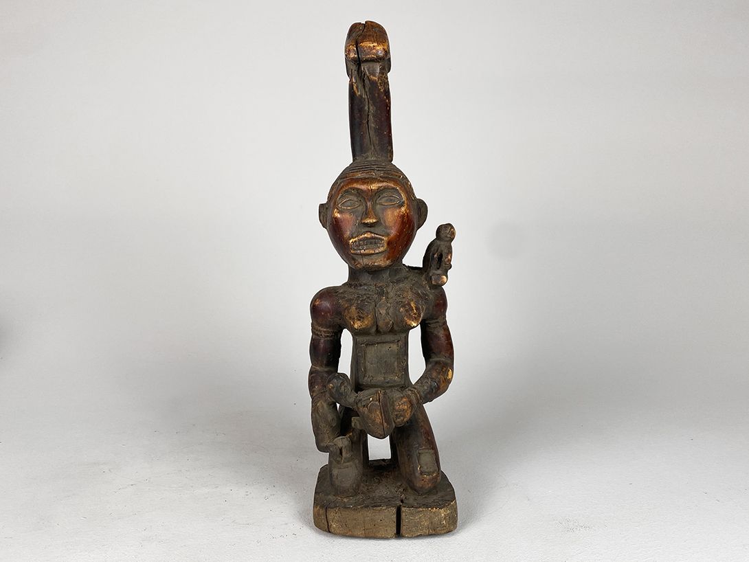 Foto Carved Sculpture of a Kneeling Man h57