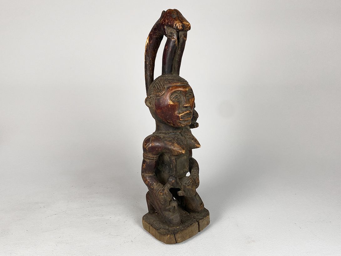 Foto Carved Sculpture of a Kneeling Man h57