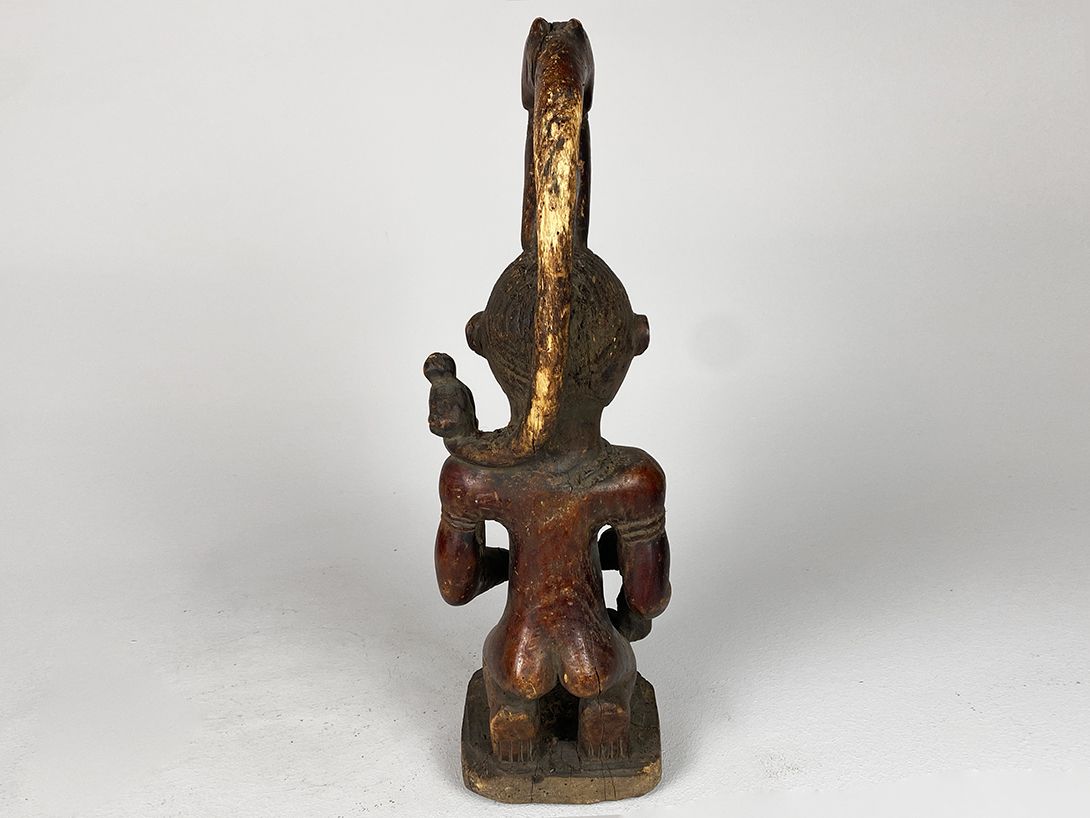 Foto Carved Sculpture of a Kneeling Man h57