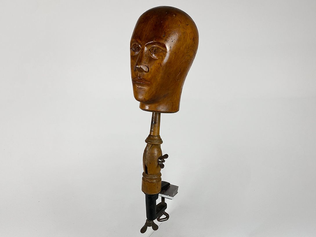 Foto Antique Wooden Head Model