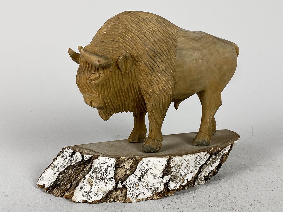 Foto Carved Birch Wooden Bison Sculpture