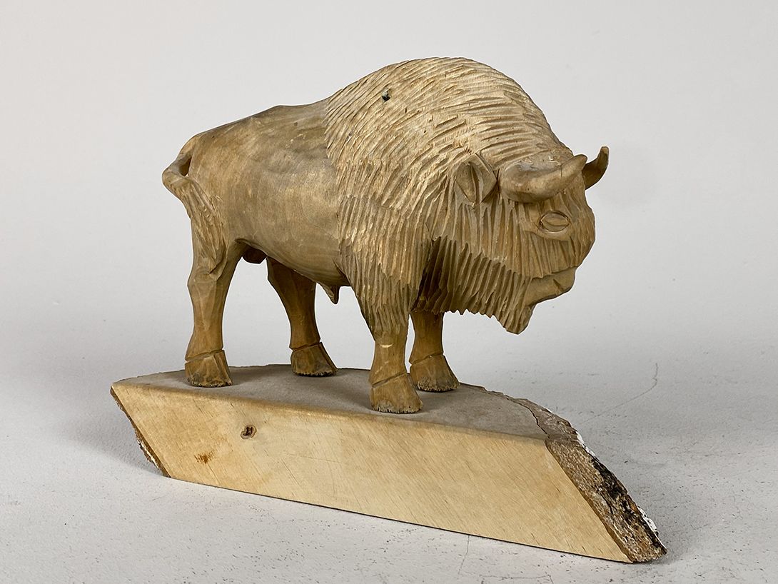 Foto Carved Birch Wooden Bison Sculpture