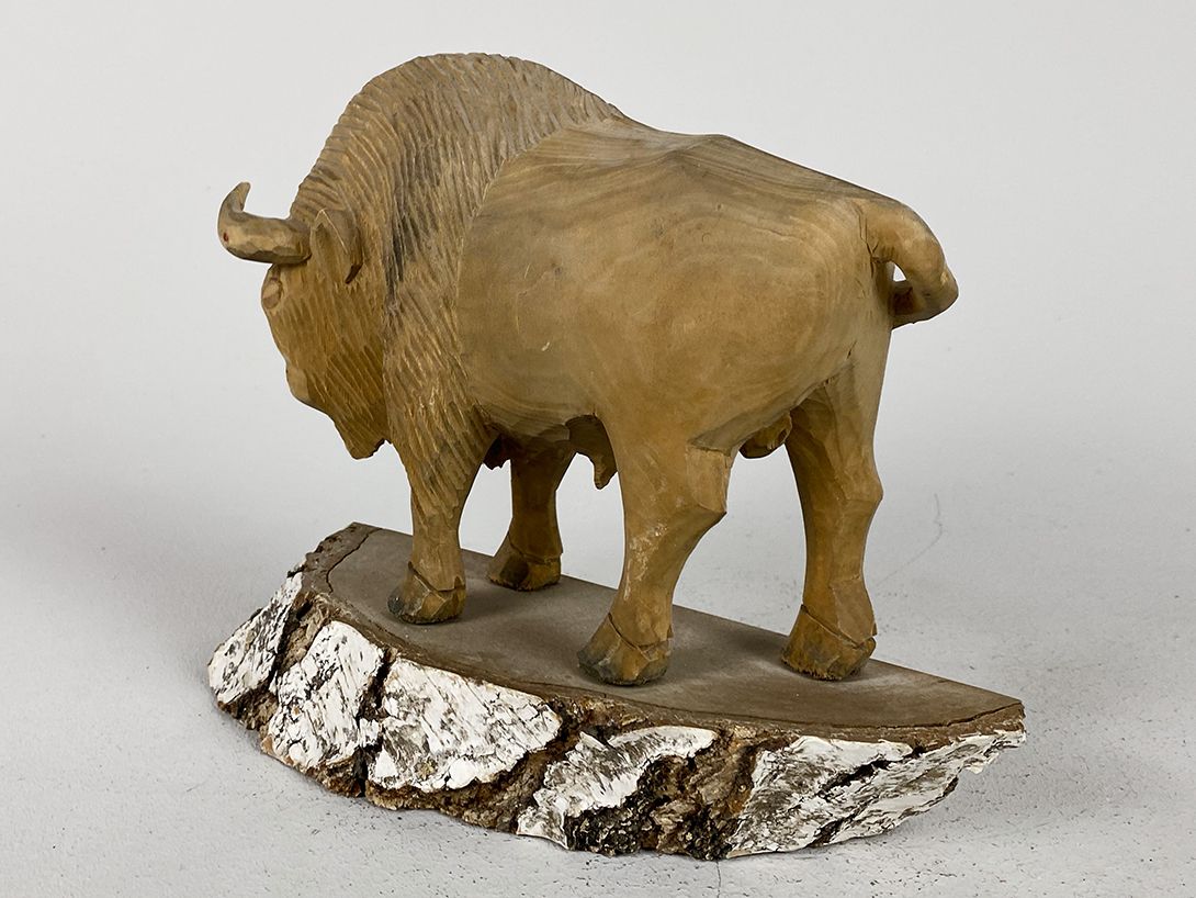 Foto Carved Birch Wooden Bison Sculpture