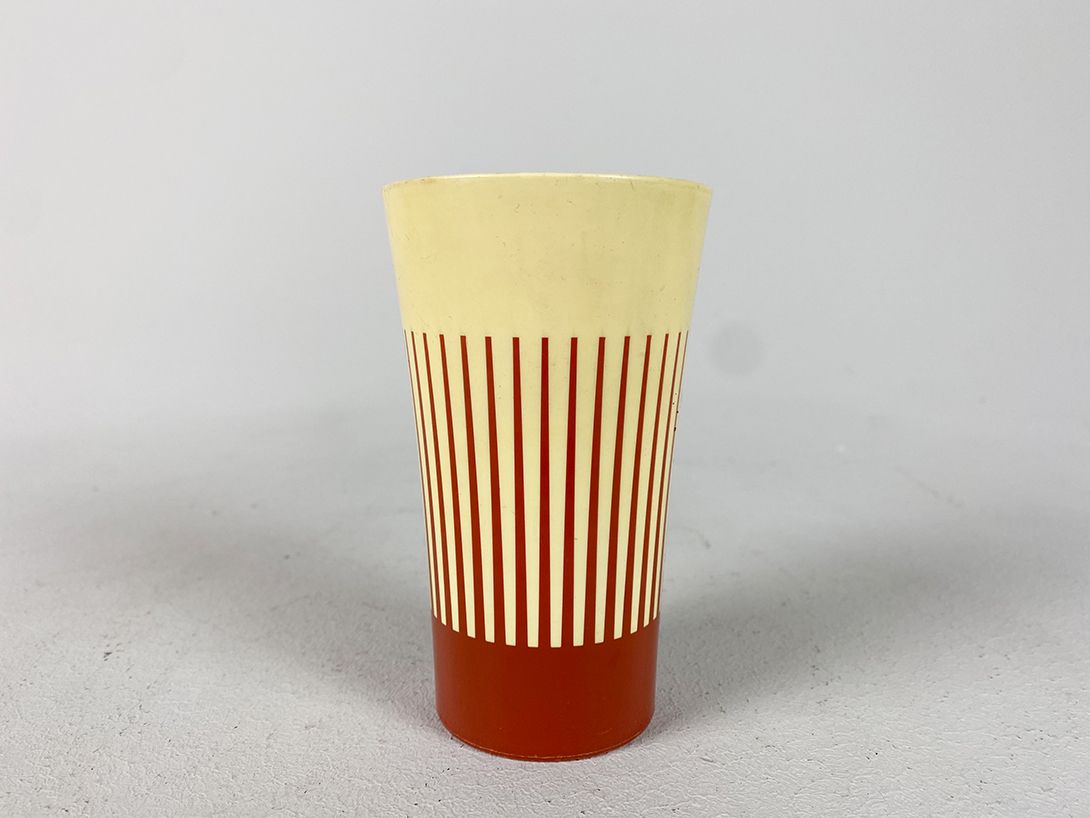 Foto 1950s Plastic Camping Cups with Red Stripes