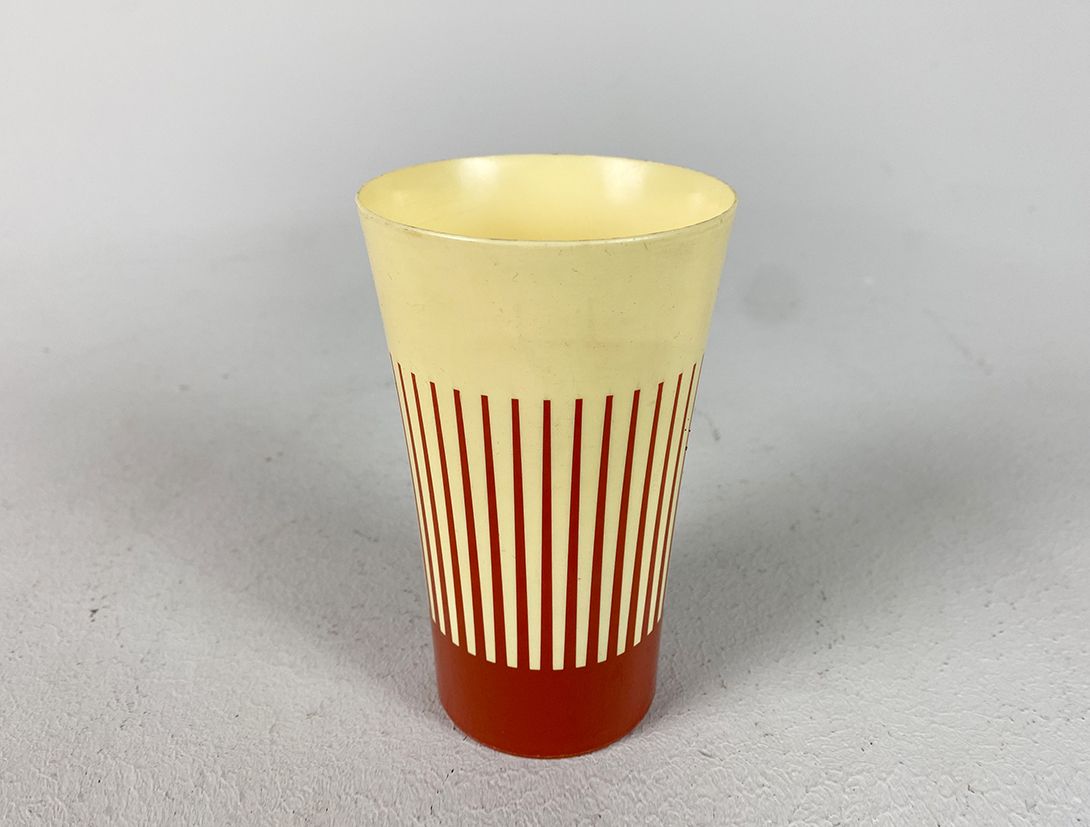 Foto 1950s Plastic Camping Cups with Red Stripes