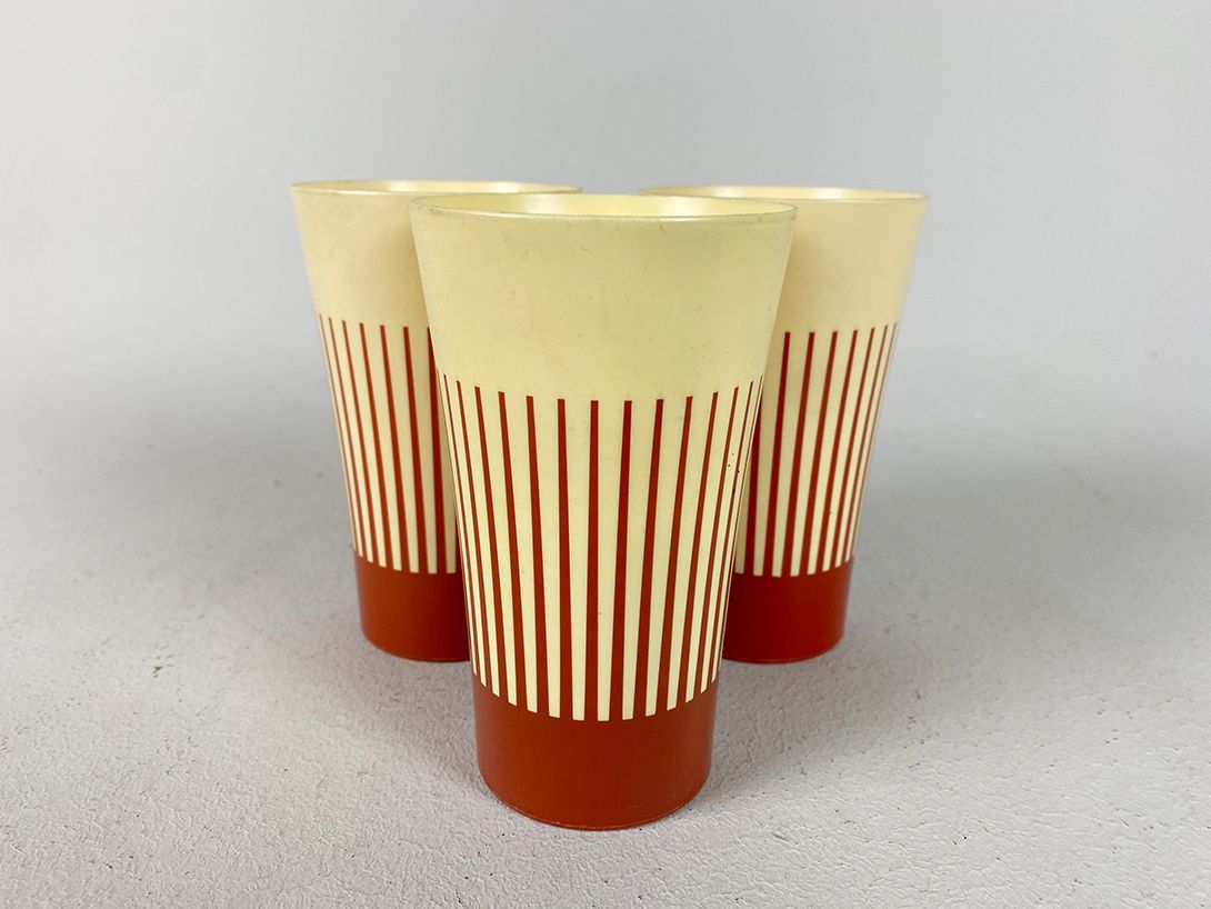 Foto 1950s Plastic Camping Cups with Red Stripes