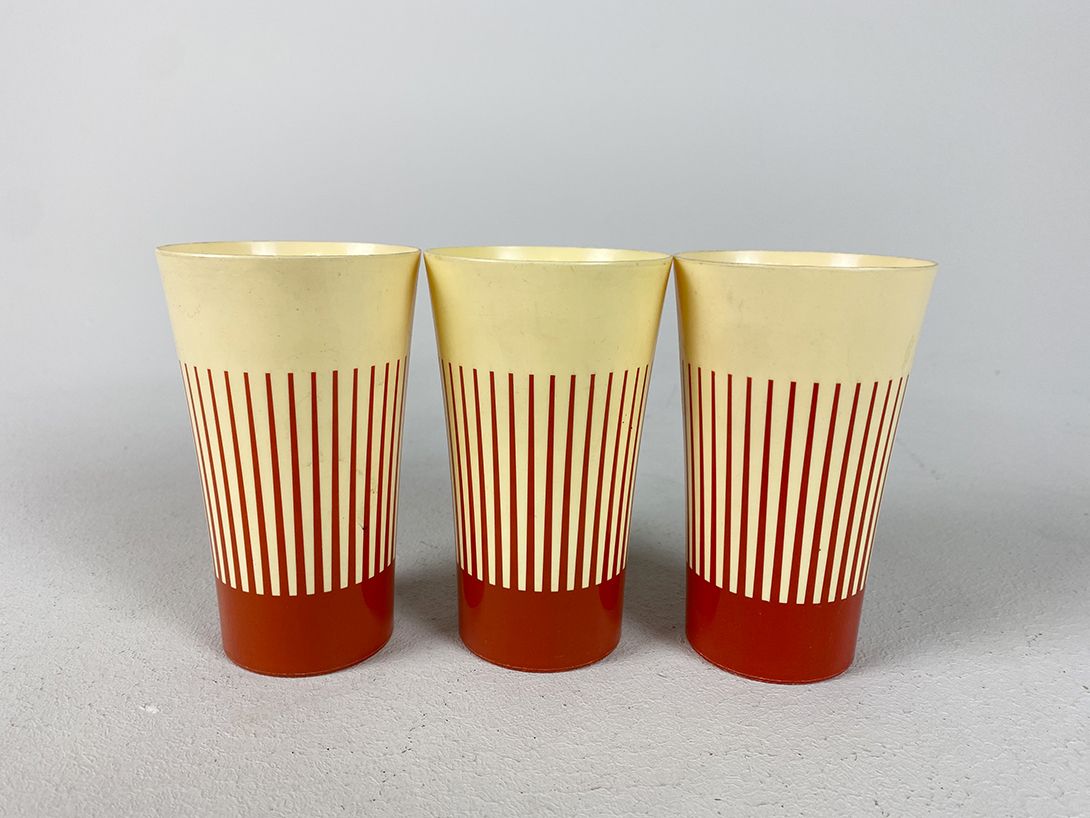 Foto 1950s Plastic Camping Cups with Red Stripes