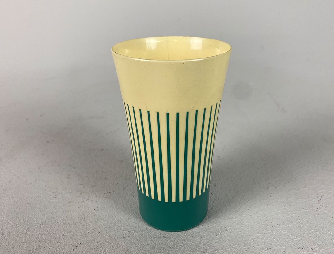 Foto 1950s Plastic Camping Cups with Green Stripes