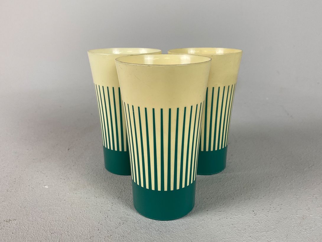 Foto 1950s Plastic Camping Cups with Green Stripes