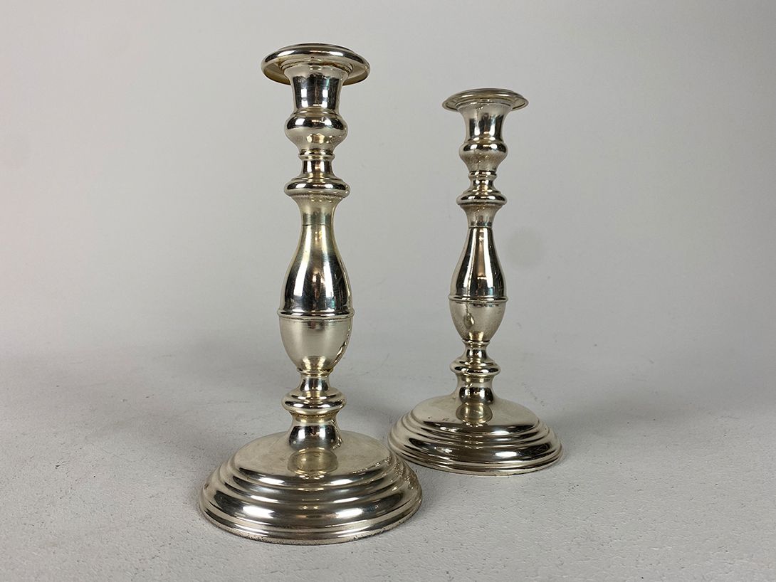 Foto Pair of Simple Classic Chrome Candle Holders