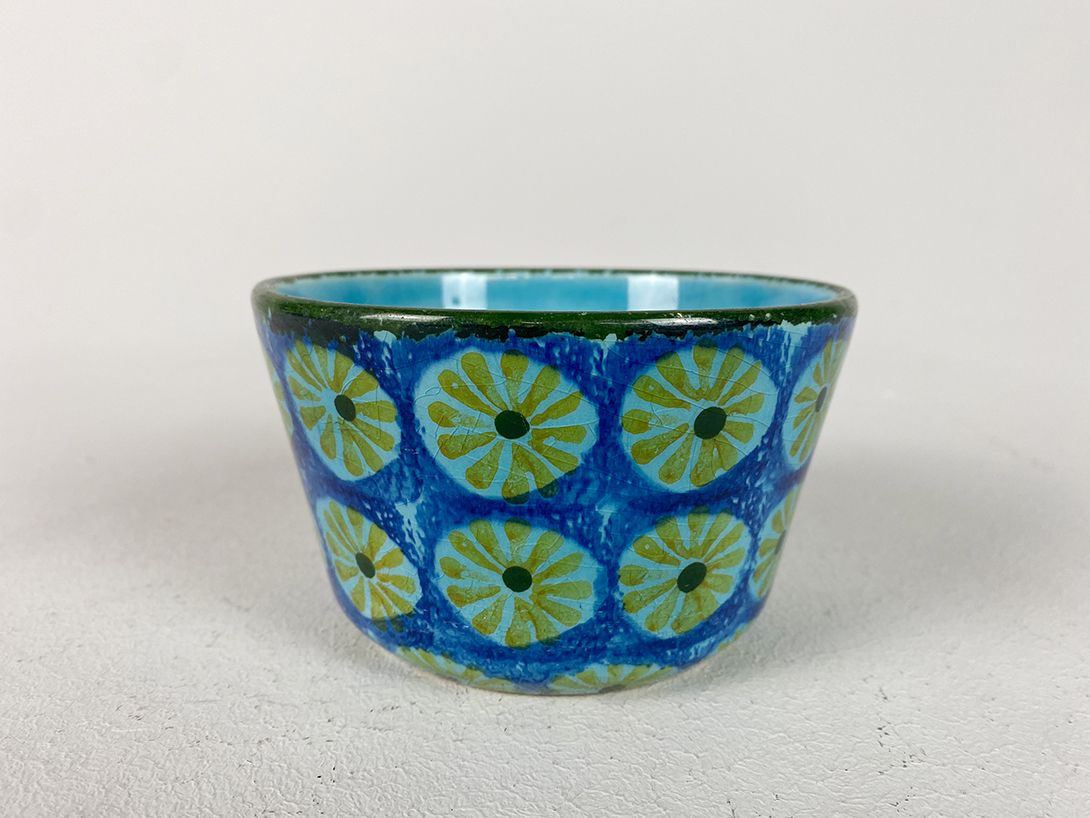Foto Small Ceramic Bowl with Flower Pattern ø12