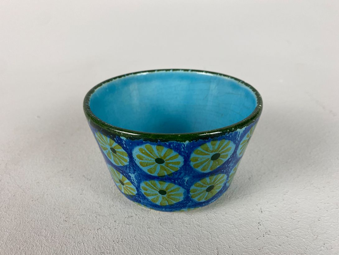 Foto Small Ceramic Bowl with Flower Pattern ø12
