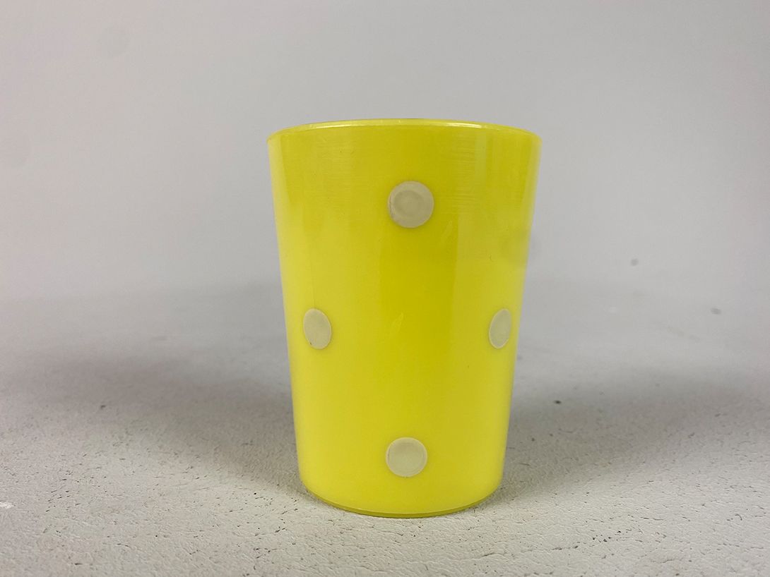 Foto Yellow Plastic Camping Cups with White Dots