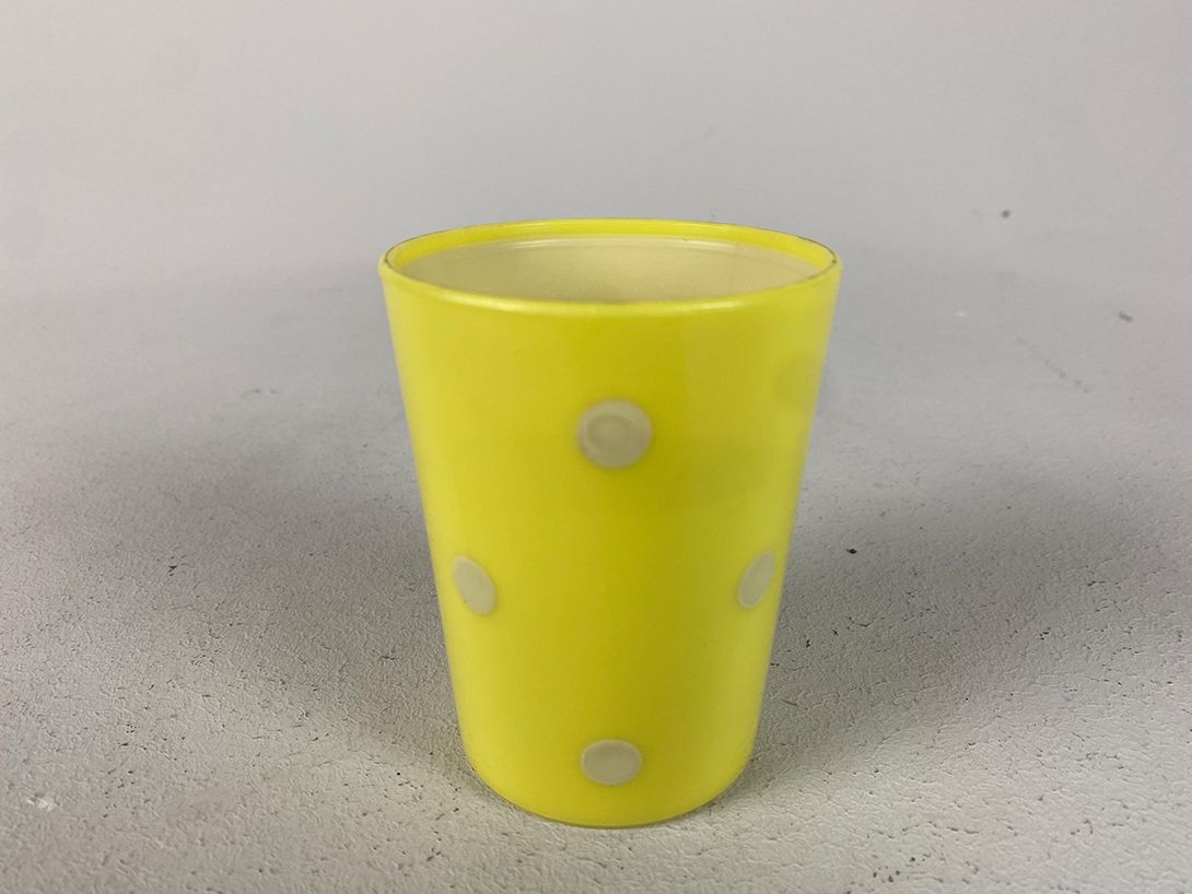 Foto Yellow Plastic Camping Cups with White Dots