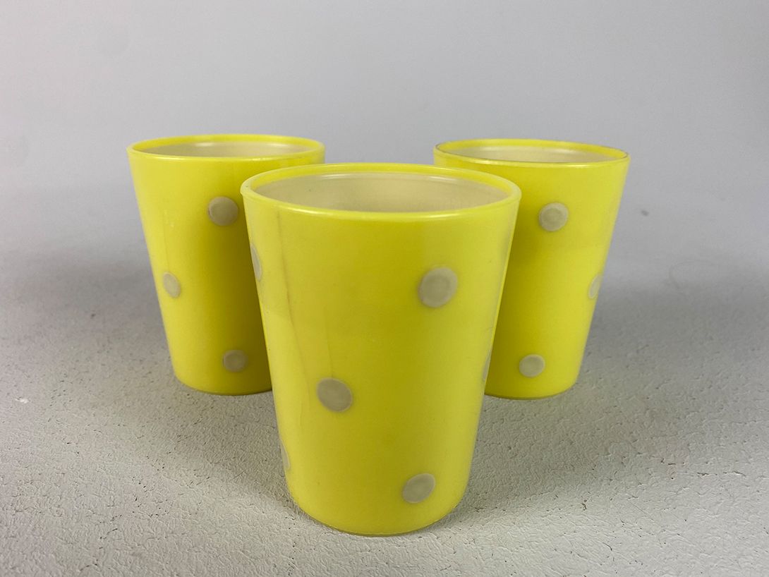 Foto Yellow Plastic Camping Cups with White Dots