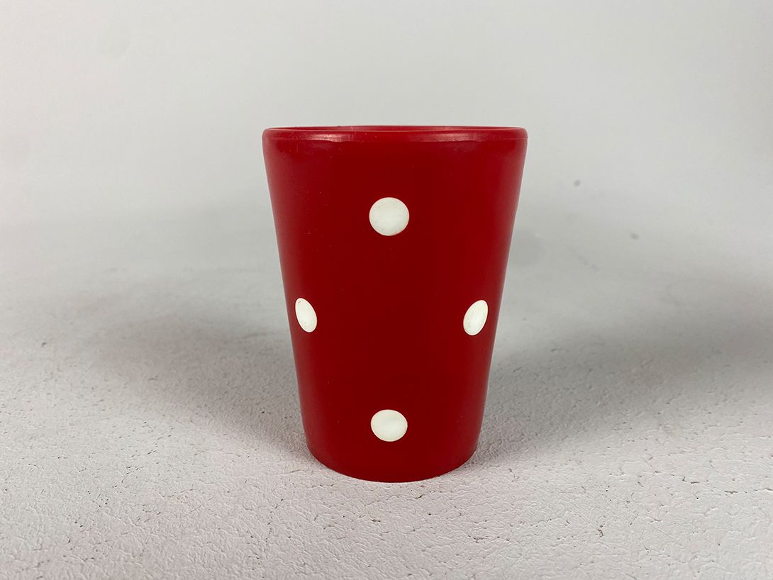Foto Red Plastic Camping Cups with White Dots Set