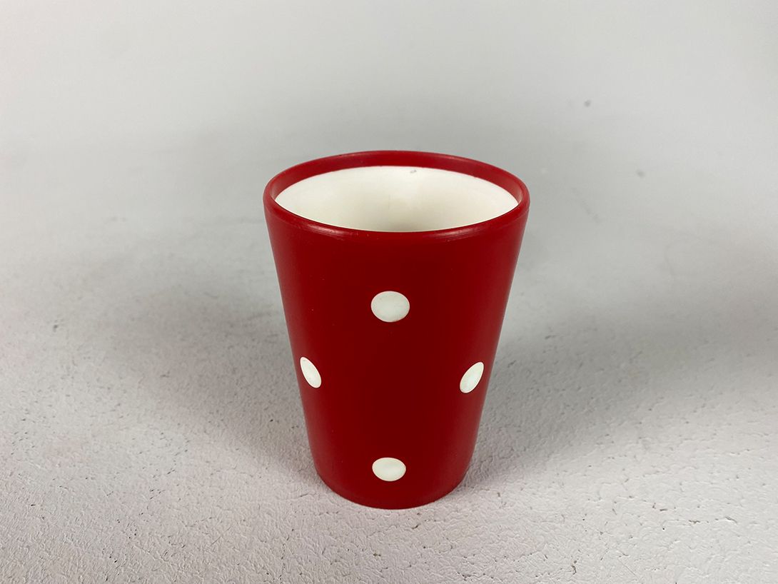Foto Red Plastic Camping Cups with White Dots Set