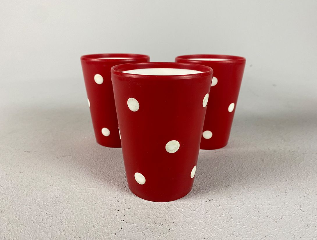 Foto Red Plastic Camping Cups with White Dots Set