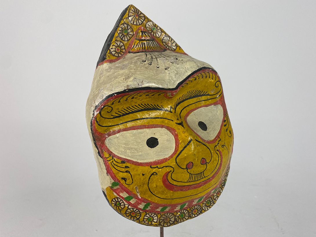 Foto Colorful Cardboard Mask Bangkok h20
