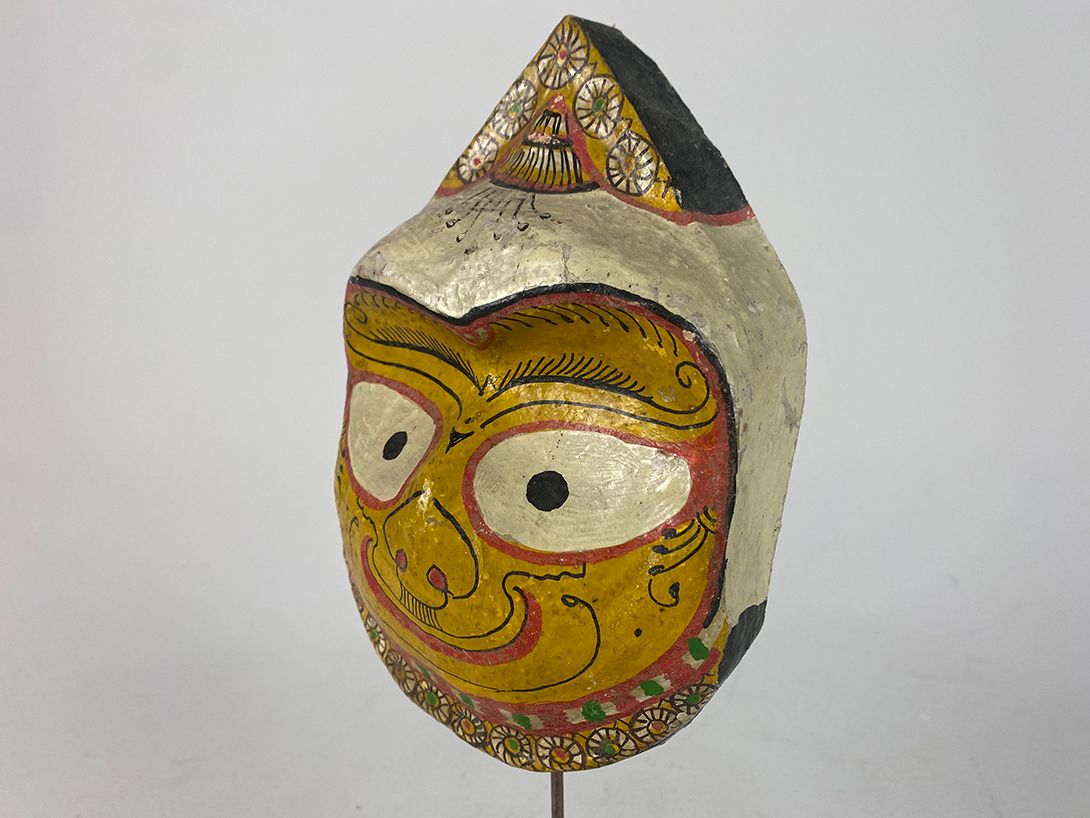 Foto Colorful Cardboard Mask Bangkok h20