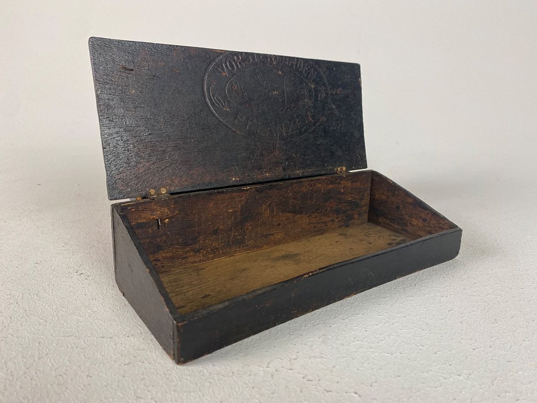 Foto Antique Wooden Box Vorstenlanden with Brass Details 22x9cm