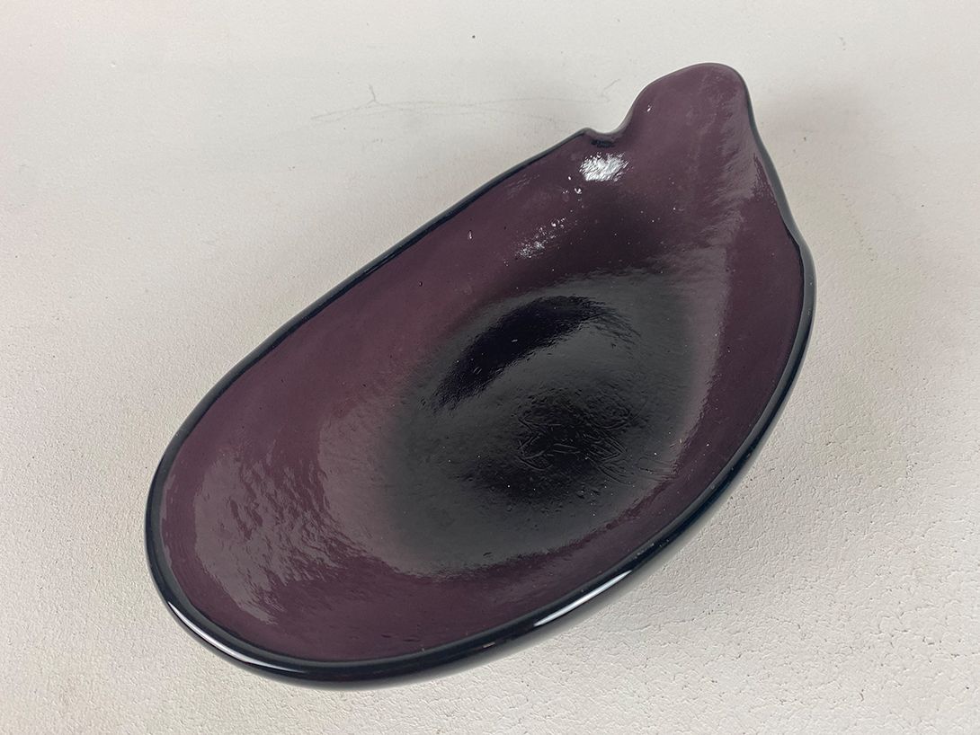 Foto Odd Shaped Violet Glass Bowl 44x23cm