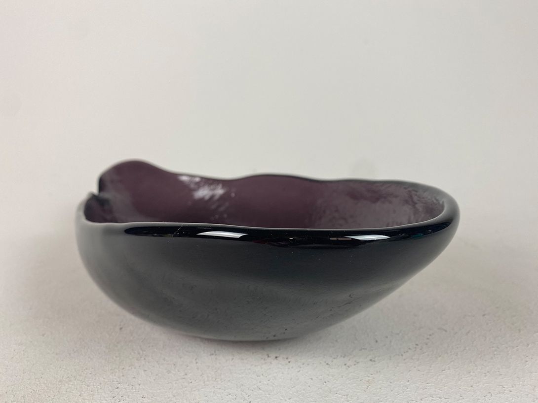 Foto Odd Shaped Violet Glass Bowl 44x23cm