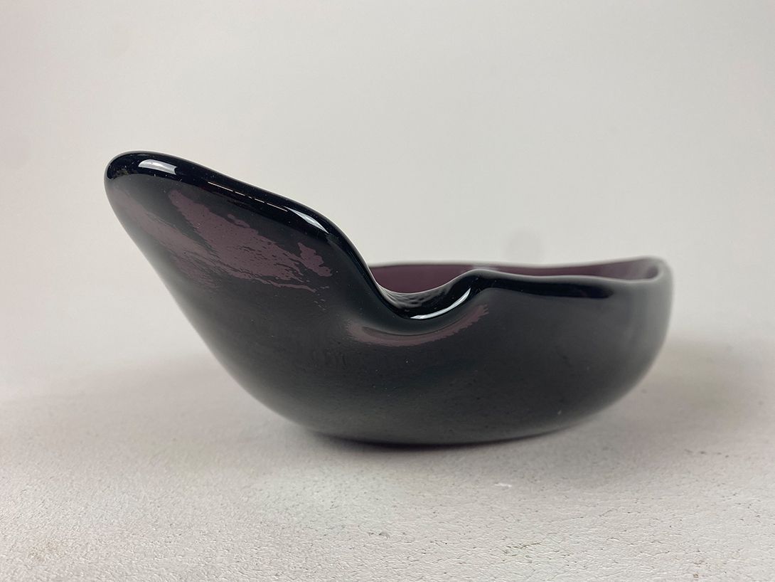 Foto Odd Shaped Violet Glass Bowl 44x23cm