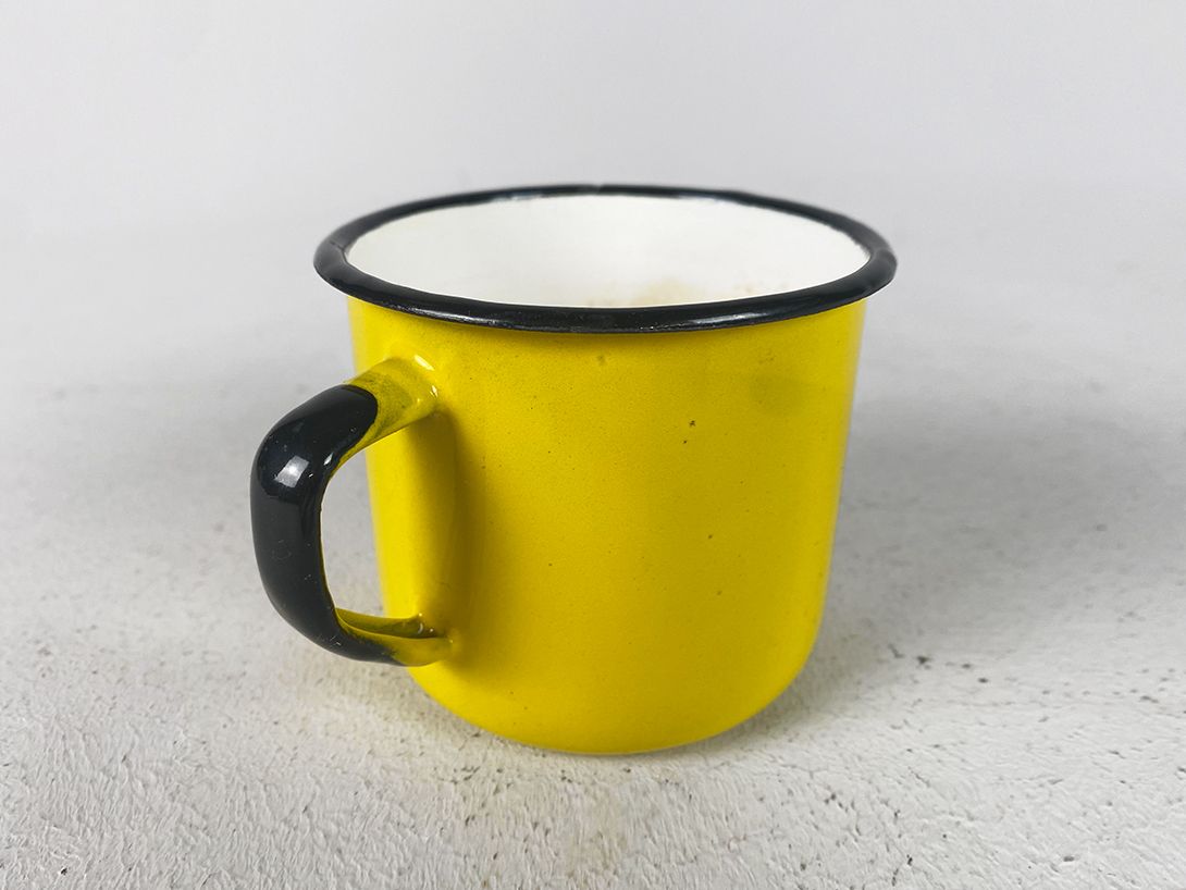 Foto Yellow Enamel Cup with Black Rim, Poland