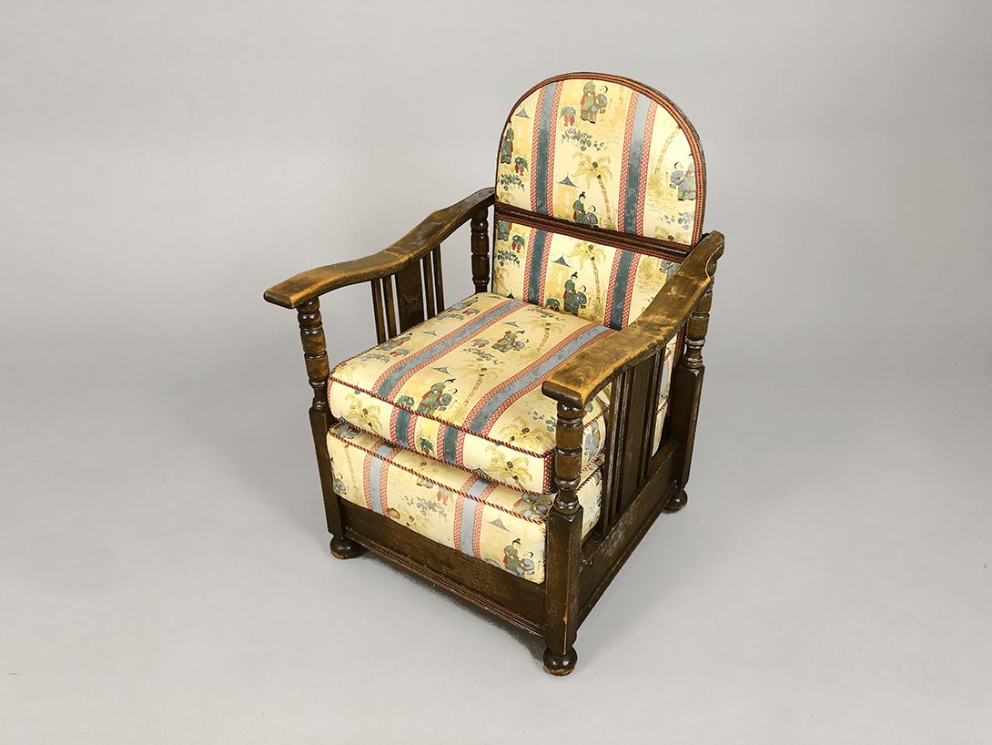 Foto Antique Japanese Wooden Armchair