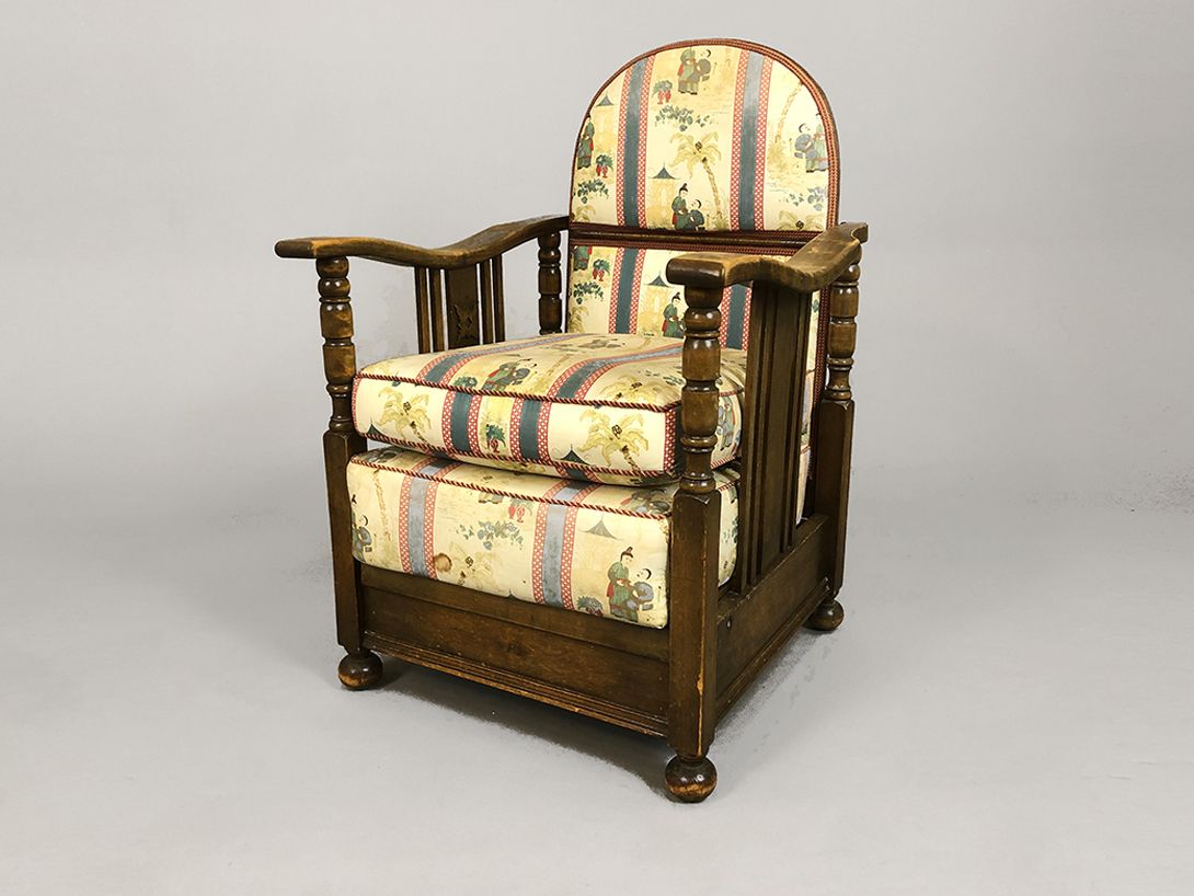 Foto Antique Japanese Wooden Armchair