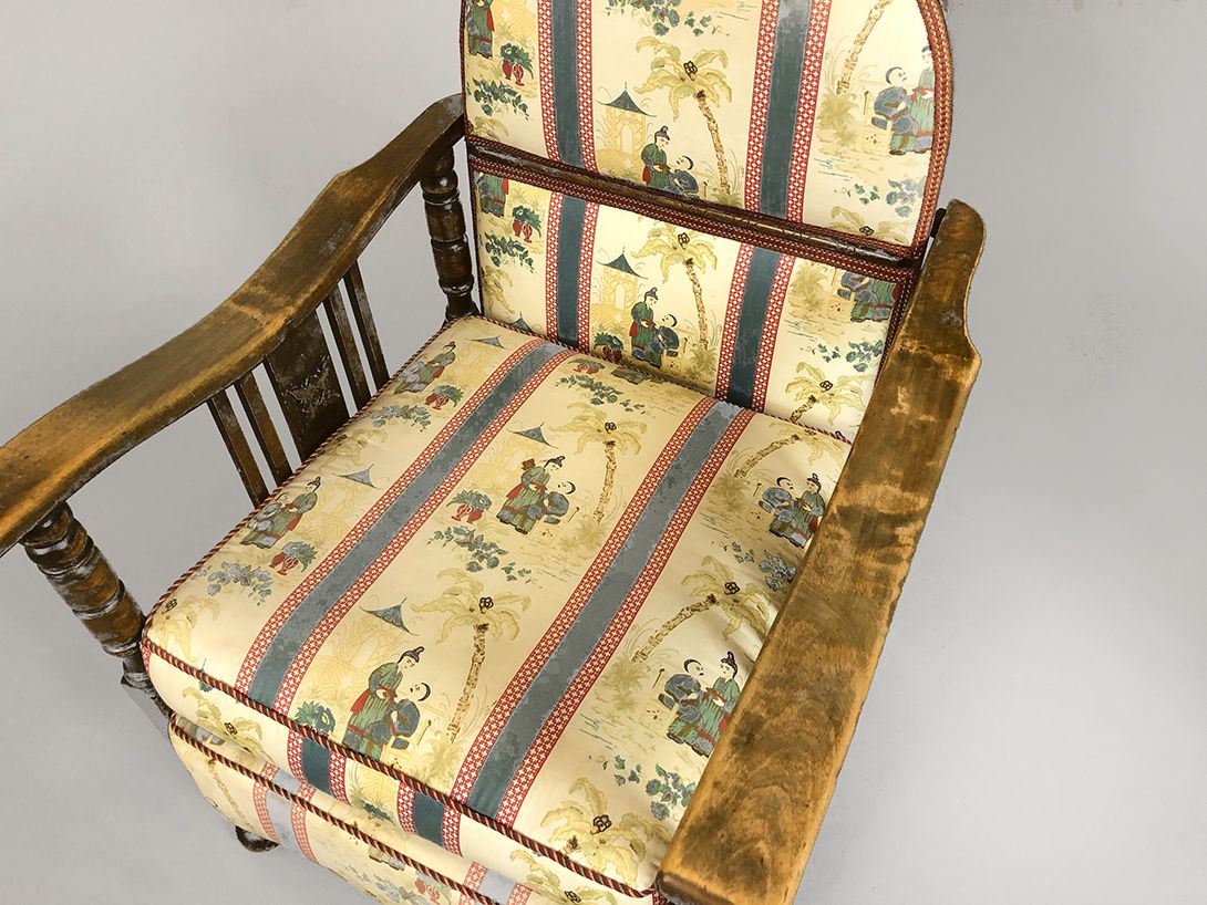 Foto Antique Japanese Wooden Armchair